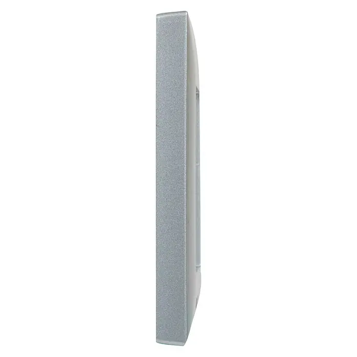 Legrand Niloé Step Marco - Aluminio, Modelo de mecanismos: x 1, Plástico, Instalar - Primer plano de una cubierta de interruptor de luz moderna, plateada, con una superficie sutilmente curvada y una estética limpia y minimalista.