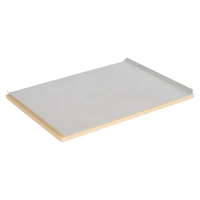 Kingstone Pizzastein - L x B: 30 x 40 cm - Ein Pizzaschieber mit einer hellen Holzbasis und einer silbernen Platte darauf, ideal für Pizza-Liebhaber.