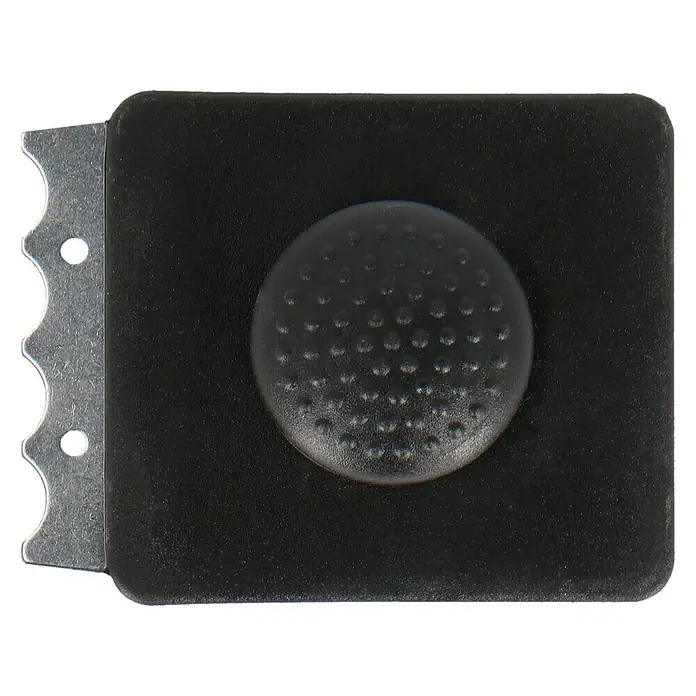 Kingstone Ersatzbürste - Schwarz/Silber - Nahaufnahme eines schwarzen elektronischen Geräte-Joysticks mit einer gezackten Metallkante.