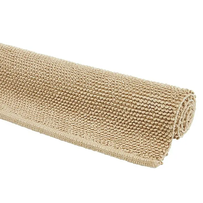 Badteppich Atlanta - 60 x 100 cm, Beige, 100% Baumwolle - Nahaufnahme einer gerollten, beigen Badematte mit Noppenstruktur, die eine weiche und saugfähige Oberfläche für Badezimmer bietet.