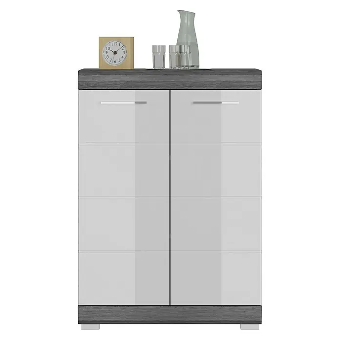 xonox.home Scout Kommode - L x B x H: 37 x 60 x 85 cm, Rauchsilber/Weiß - Ein moderner, grauer Schrank mit weißen Türen, dekoriert mit einer Uhr und Glaswaren. Praktische Aufbewahrungsmöbel für jeden Raum.