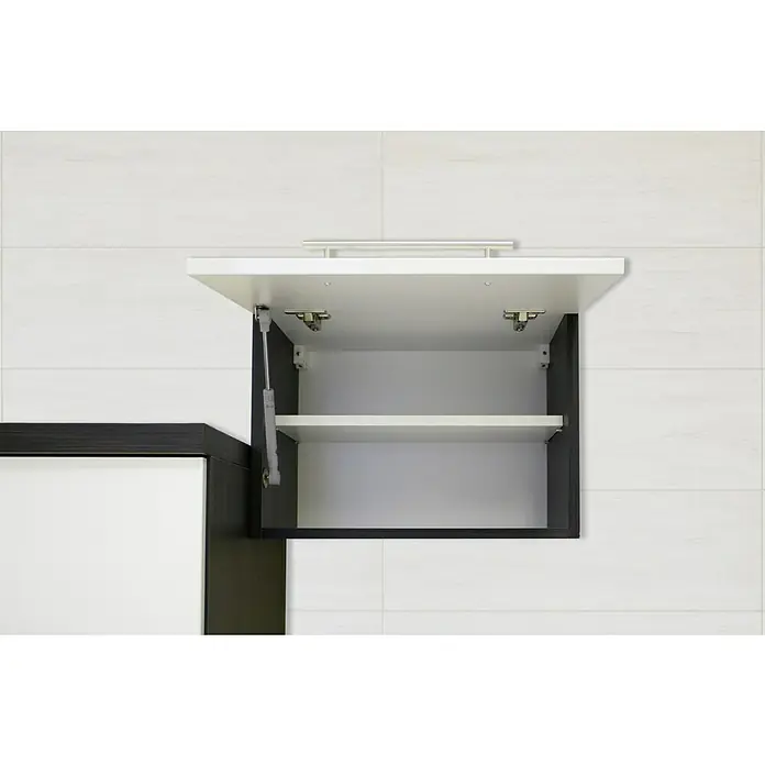 Respekta Premium Küchenzeile RP220ESCBO - Breite: 220 cm, Schwarz, Mit Elektrogeräten - Aufnahme eines weißen Wandschranks mit einem Griff aus Edelstahl an einer gefliesten Wand, der viel Stauraum bietet.