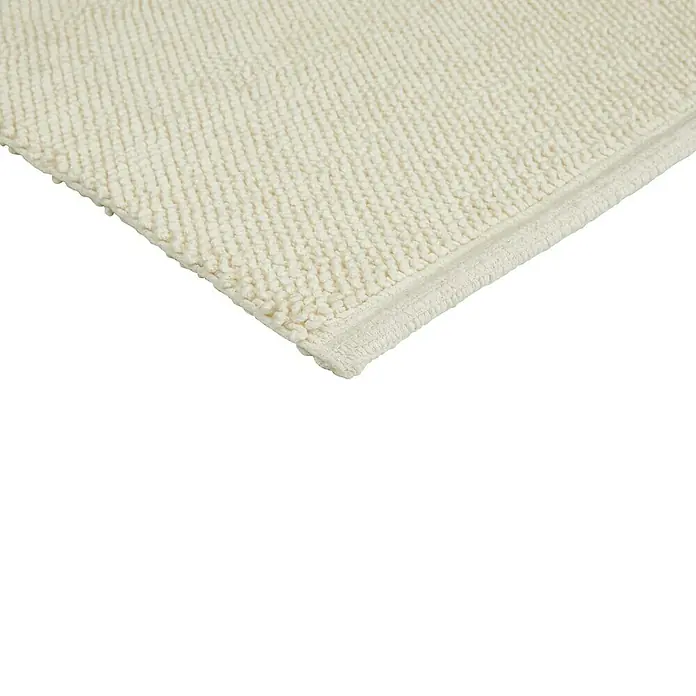 Badteppich Atlanta - 60 x 100 cm, Weiß, 100% Baumwolle - Detailaufnahme einer flauschigen, cremefarbenen Badematte. Die Textur lädt zum Betreten ein und sorgt für ein angenehmes Gefühl.