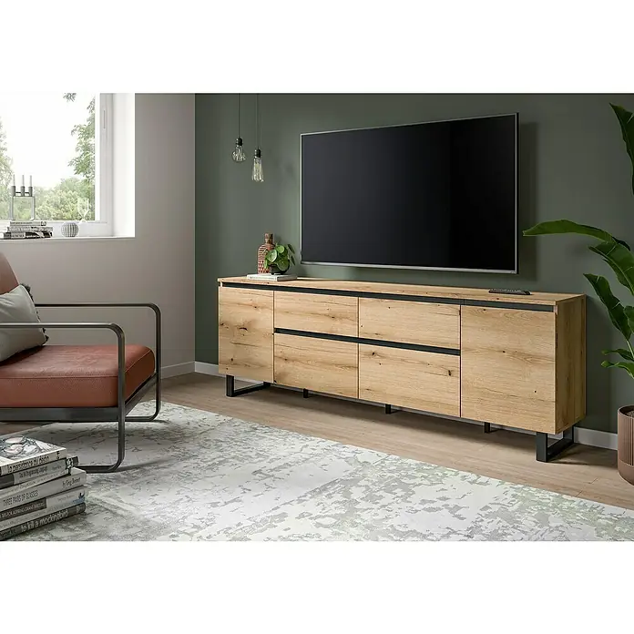 xonox.home Tomasa Lowboard - L x B x H: 36 x 188 x 65 cm, Evoke Eiche - Einrichtungsidee mit einem Sideboard aus hellem Holz mit schwarzen Akzenten unter einem Flachbildfernseher in einem stilvollen Wohnzimmer.