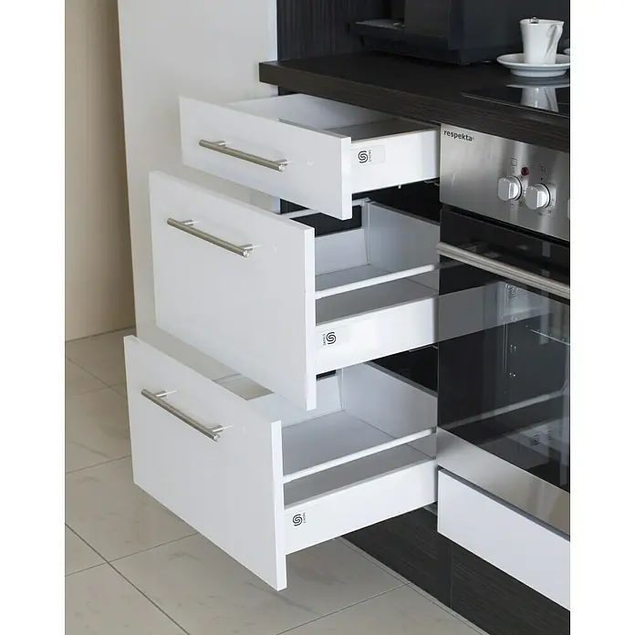 Respekta Premium Winkelküche RP260EGCBO - B x T: 260 x 60 cm, Grau, Mit Elektrogeräten - Ausgezogene weiße Küchenschubladen mit silbernen Griffen neben einem Edelstahlherd.