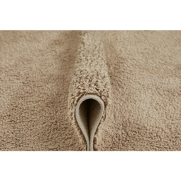 Badteppich Ibiza - 60 x 100 cm, Taupe, 100% Baumwolle - Detailaufnahme eines beigefarbenen Handtuchs, das die weiche Textur und die umgeschlagene Kante hervorhebt.