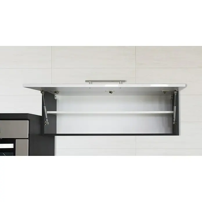 Respekta Premium Küchenzeile RP210EGCBO - Breite: 210 cm, Grau, Mit Elektrogeräten - Offener Küchenschrank mit weißer Innenausstattung und einer Ablage, montiert an einer weißen Fliesenwand. Metallgriff an der Schranktür.