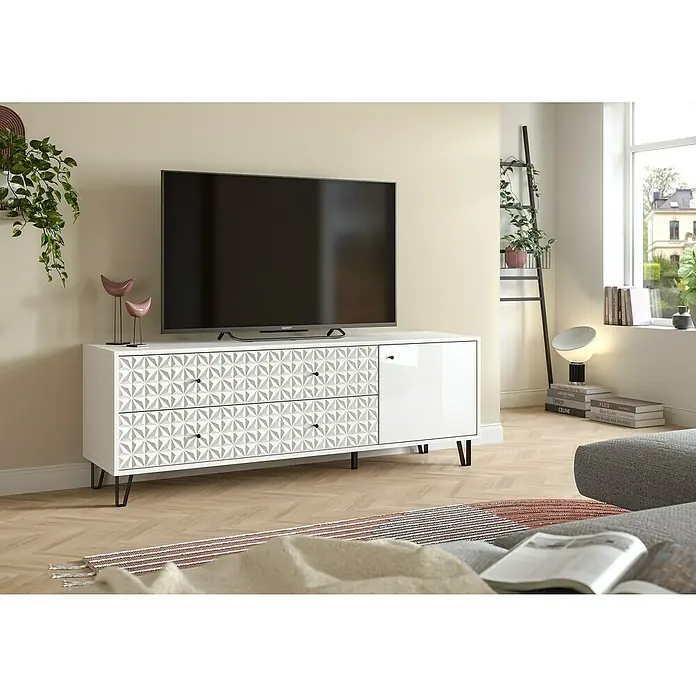 xonox.home Prisma Lowboard - L x B x H: 40 x 164 x 56 cm, Weiß - Ein weißes Sideboard mit geometrischen Mustern und einem Fernseher darauf, im modernen Wohnzimmer.