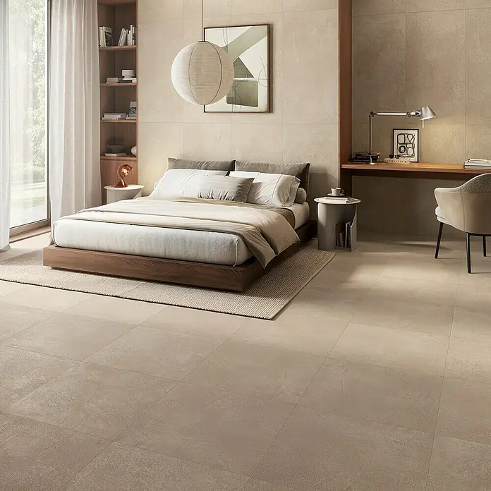 Atlas Concorde Solution Feinsteinzeugfliese Lexington - 60 x 60 cm, Dusty, Matt - Einladendes Schlafzimmer mit beigem Fliesenboden, der Wärme und Eleganz ausstrahlt und das moderne Design des Zimmers hervorhebt.