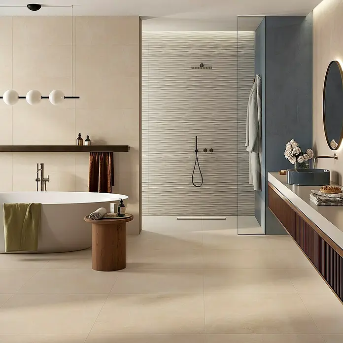 Corso Italia Wandfliese Lexington Drift 3D - 80 cm x 40 mm, Beige, Matt - Elegantes Badezimmer mit freistehender Badewanne und begehbarer Dusche. Die modernen Fliesen und das minimalistische Design schaffen eine entspannende Atmosphäre.