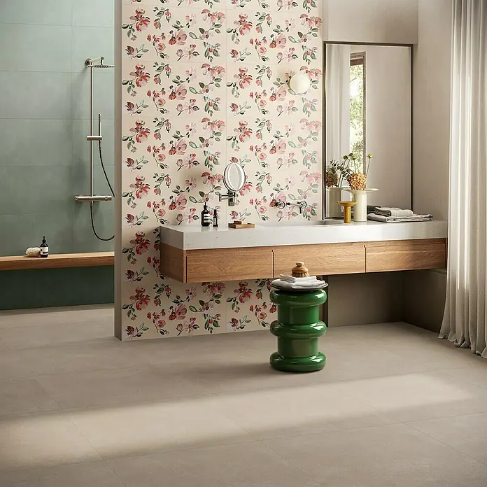 Corso Italia Wandfliese Lexington Sage - 80 x 40 cm, Grün, Matt - Ein Badezimmer mit floral gemusterten Fliesen und einem Holzwaschtisch, der einen Hauch von Eleganz und natürlicher Schönheit in den Raum bringt.