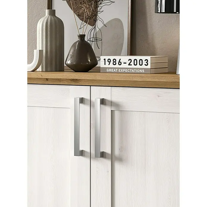 xonox.home Kommode - L x B x H: 39 x 90 x 88 cm, Weiß/Lärche, Anzahl Schubladen: 1 Stk. - Nahaufnahme eines weißen Schranks mit einem hellbraunen Regalbrett darauf und dekorativen Elementen.