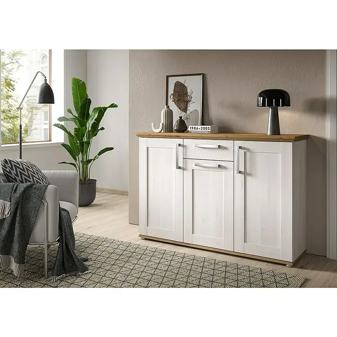 xonox.home Kommode - L x B x H: 39 x 137 x 88 cm, Weiß/Lärche, Anzahl Schubladen: 1 Stk. - Das Bild zeigt ein weißes Sideboard mit einer Holzplatte, das mit einer Lampe und Dekoartikeln versehen ist. Das Möbelstück wirkt modern und stilvoll.