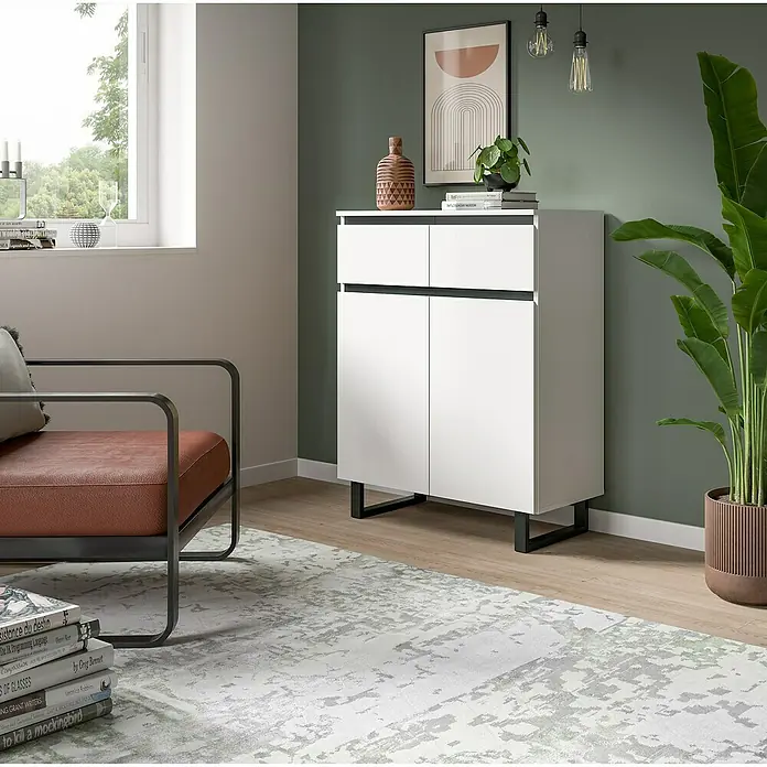 xonox.home Tomasa Kommode - L x B x H: 36 x 80 x 99 cm, Weiß, Anzahl Schubladen: 2 Stk. - Eine moderne, weiß lackierte Kommode mit zwei Schubladen und zwei Türen steht in einem stilvollen Wohnzimmer.