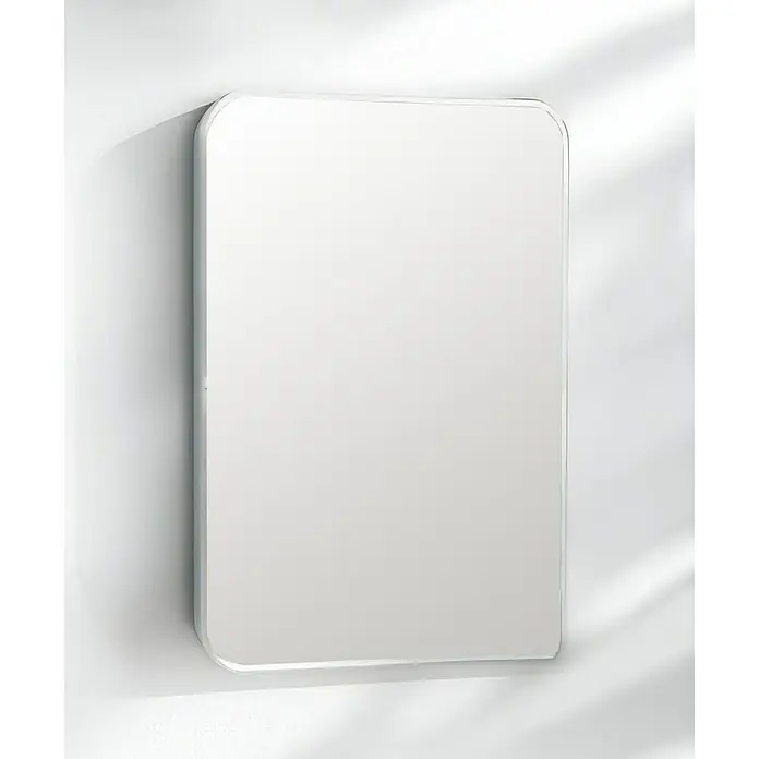 Espejo de pared Ovalado Zen - 45 x 70 cm, Blanco - Este artículo muestra un espejo de baño moderno con esquinas redondeadas, montado en una pared blanca, enfatizando un diseño minimalista.