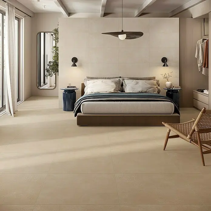 Atlas Concorde Solution Feinsteinzeugfliese Lexington - 80 x 80 cm, Gold, Matt - Schlafzimmer mit beigen Bodenfliesen und minimalistischem Design. Die Fliesen verleihen dem Raum eine warme und moderne Atmosphäre.