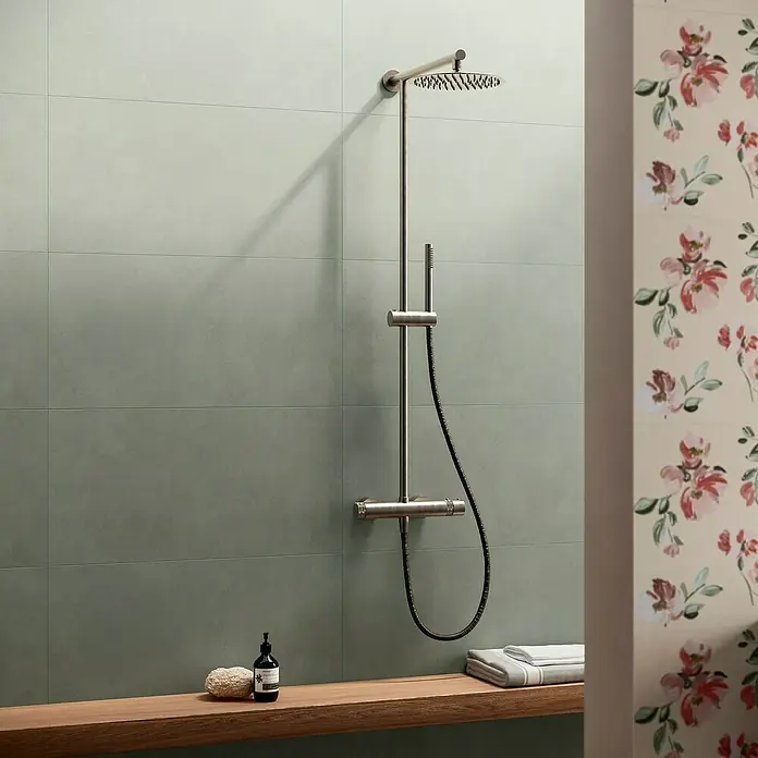Corso Italia Wandfliese Lexington Sage - 80 x 40 cm, Grün, Matt - Elegantes Badezimmer mit einer modernen Duscharmatur in gebürstetem Nickel und einer Ablage mit Handtuch und Pflegeprodukten.