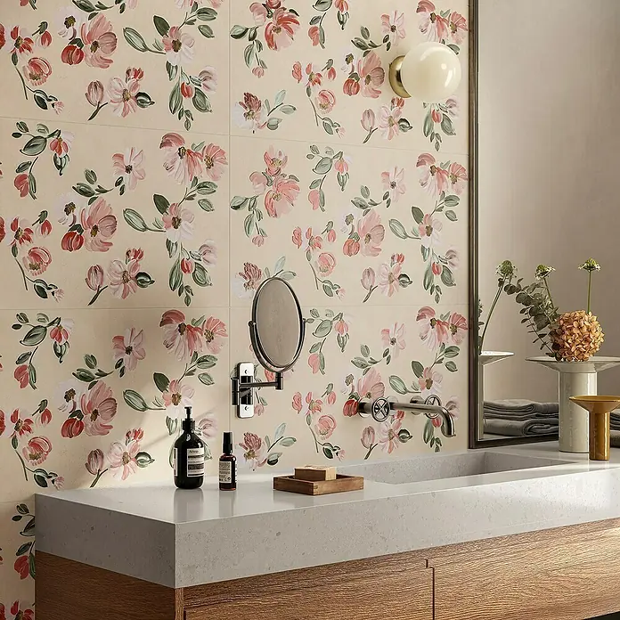 Corso Italia Wandfliese Lexington Jade - 80 x 40 cm, Beige/Rot/Grün, Matt - Badezimmer-Design mit floralen Wandfliesen und Waschtisch.