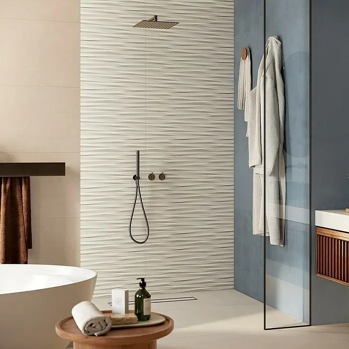 Corso Italia Wandfliese Lexington Drift 3D - 80 cm x 40 mm, Beige, Matt - Modernes Badezimmer-Design mit strukturierten Fliesen und stilvoller Einrichtung für ein luxuriöses Ambiente.