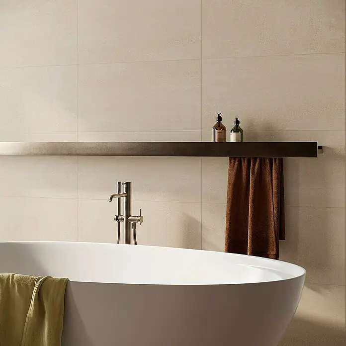 Corso Italia Wandfliese Lexington Lilium - 80 x 40 cm, Beige, Matt - Ein stilvolles Badezimmer mit einer freistehenden Badewanne und einem eleganten Handtuchhalter.