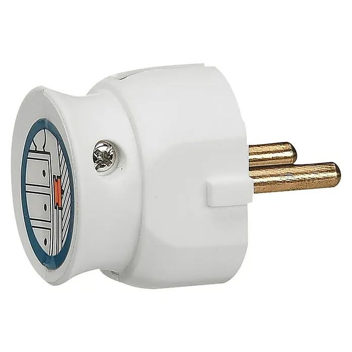 Legrand Clavija - IP20, Blanco, 230 V, Plástico - Primer plano de un adaptador de viaje blanco con dos clavijas y una decoración en el frente.