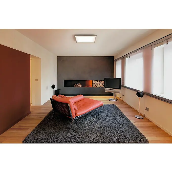 Ledvance Smart+ LED-Panel - 36 W, L x B x H: 60 x 60 x 5,6 cm, Weiß, Neutralweiß - Das Bild zeigt ein modernes Wohnzimmer mit einer stilvollen Deckenleuchte, die den Raum erhellt. Die Einrichtung ist minimalistisch und elegant.