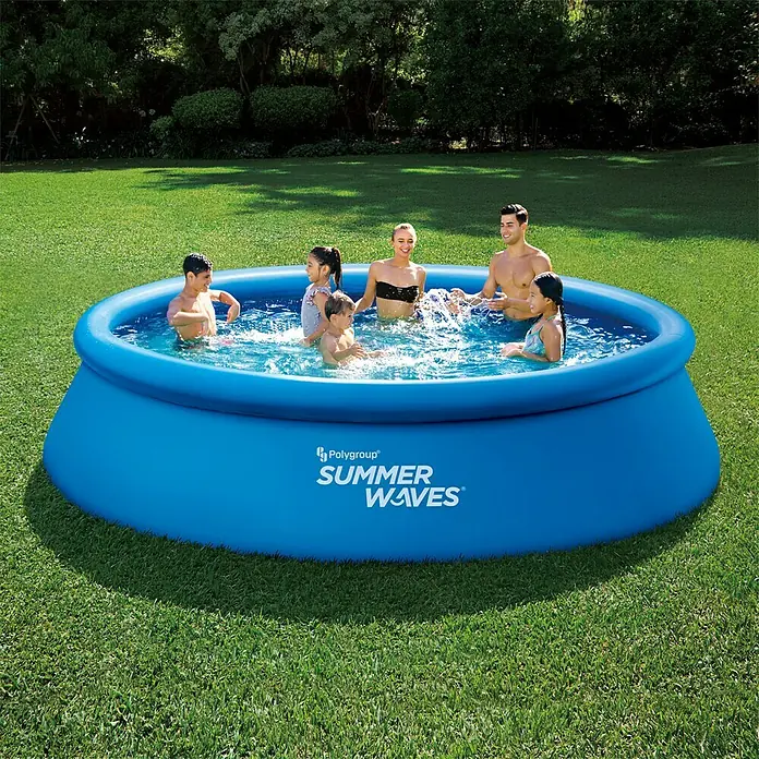 Quick-Up-Pool Summer WavesØ x H: 396 x 84 cm, Blau, 7.147 l - Ein blaues Summer Waves Pool mit Familie im Garten, perfekt für sonnige Tage und Wasserspaß im Freien.