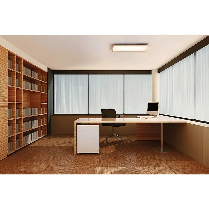 Ledvance Smart+ LED-Panel - 28 W, L x B x H: 60 x 30 x 5,6 cm, Weiß, RGBW - Ein helles Büro mit einem großen Schreibtisch, einem Bücherregal und einem Fenster, das viel natürliches Licht hereinlässt.