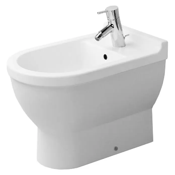 Duravit Starck 3 Stand-Bidet Typ 1 - 37 x 56 cm, Weiß, Keramik, Ohne Spezialglasur - Ein weißes Bidet mit einem glänzenden Chromhahn, das für die persönliche Hygiene im Badezimmer konzipiert wurde.