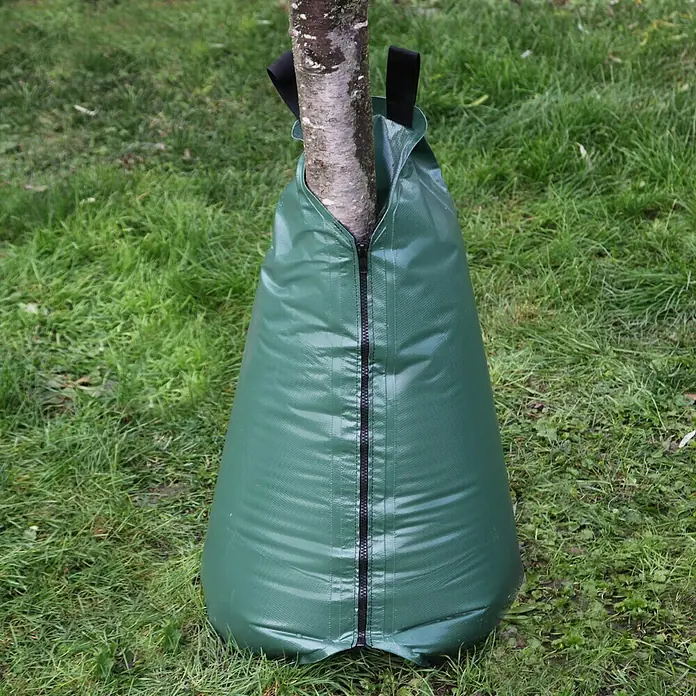 Floraworld Bewässerungssack Comfort - Passend für: Bäume bis Ø 18 cm, 400 g/m² - Der grüne Bewässerungsbeutel mit Reißverschluss versorgt Bäume optimal mit Wasser. Praktisch für junge Bäume!