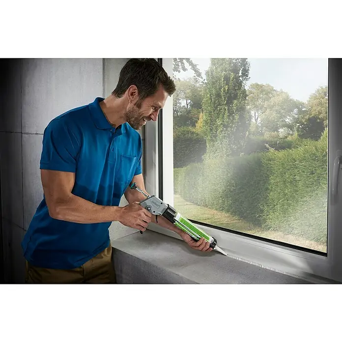 Wolfcraft Kartuschenpresse MG 611 - Geeignet für: Acryl - Ein Mann benutzt eine Wolfcraft Pistole, um Fenster abzudichten. Die Pistole ermöglicht präzises Auftragen von Dichtstoffen.