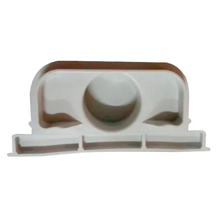 Dakota Tapa para canaleta Pegasus Plus - Gris - Primer plano de un producto blanco rectangular con una abertura redonda en el centro y tres ranuras en la parte inferior.