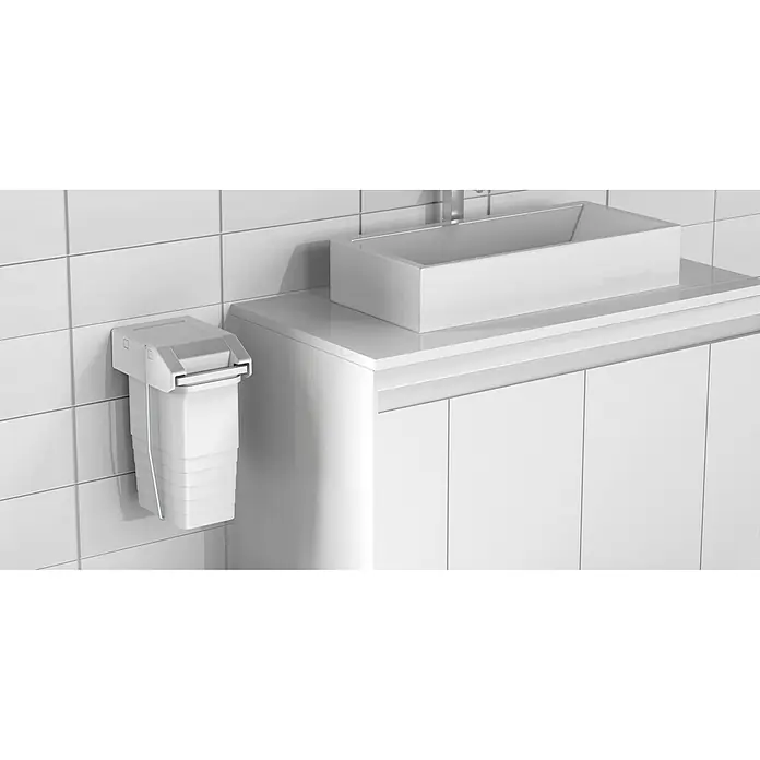 essensa Standard-Mülleimer Single - 8 l, Kunststoff, Weiß - Ein weißer, an der Wand montierter Abfallbehälter mit rechteckigem Waschbecken auf einem weißen Waschtisch im Badezimmer.