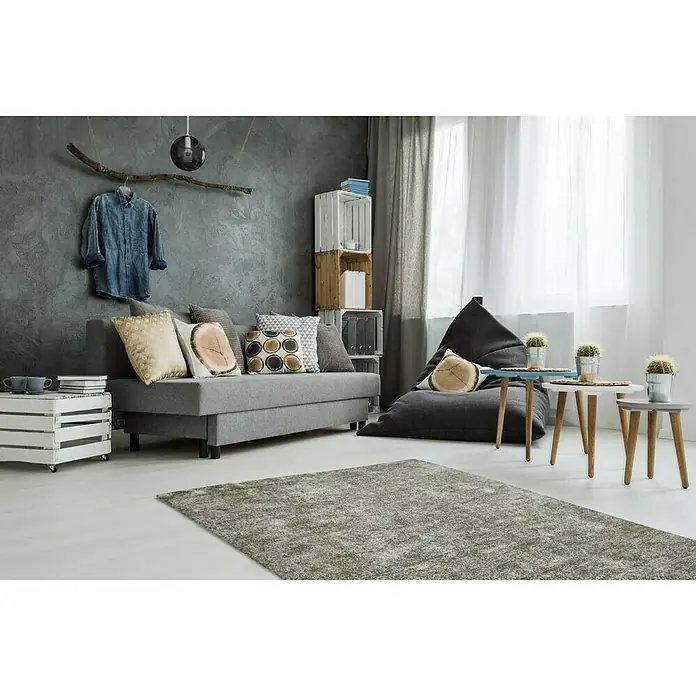 Kayoom Kurzflorteppich Etna - Olivgrün, 230 x 160 cm, 100 % Mikropolyester - Einrichtungsidee mit grauem Sofa, Sitzsack und Teppich. Der Teppich ist der Blickfang in dem modern eingerichteten Wohnzimmer.