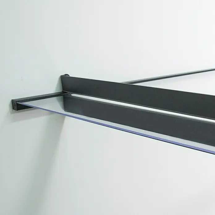 Solid Elements Pultvordach Louisa - 205,5 x 94 x 14 cm, Anthrazitgrau - Nahaufnahme einer modernen Glasablage mit dunklem Metallrahmen an einer weißen Wand. Stilvolles Design für minimalistische Innenräume.