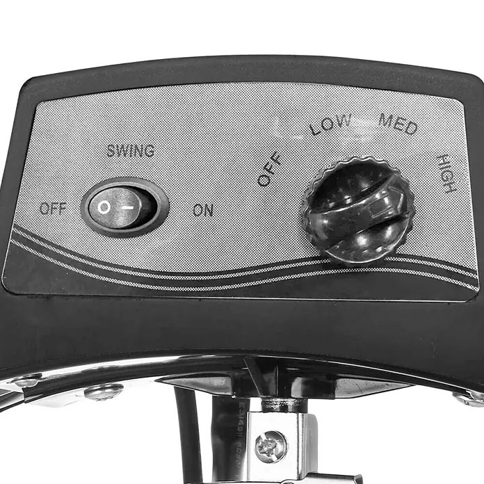 PR Klima Ventilador de suelo Speed - 100 W, Plateado/Negro, 45 cm - Primer plano de los controles de un ventilador que muestra los interruptores para oscilación, encendido/apagado y ajustes de velocidad.