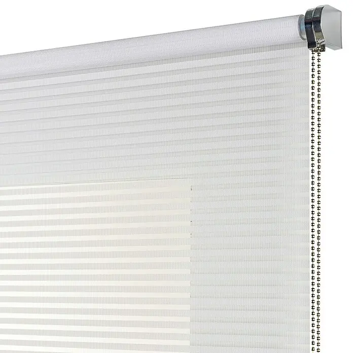 Estor enrollable Roll-up Scene - An x Al: 120 x 180 cm, Blanco, Formas y patrones - Primer plano de un estor doble blanco, que combina elegantemente luz y sombra al tiempo que ofrece privacidad.