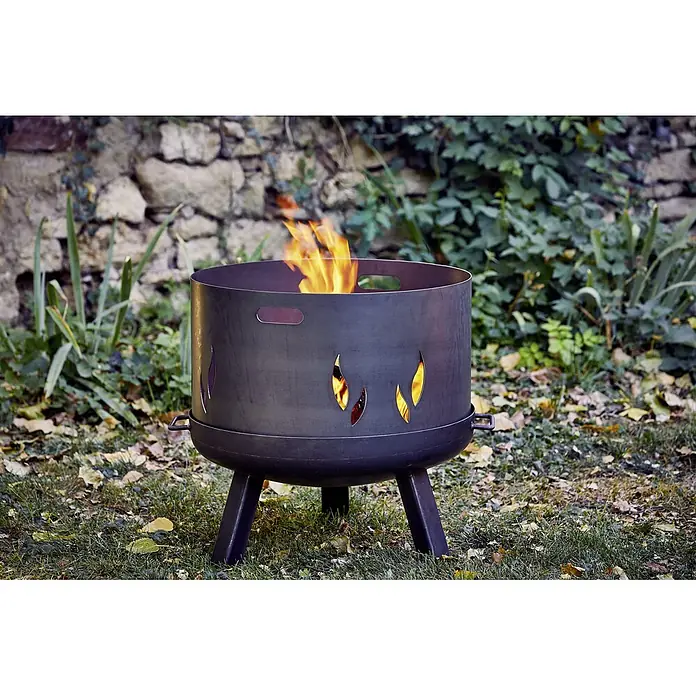 Buschbeck Feuerschalen-Aufsatz - Durchmesser Feuerschale: 60 cm, Eisen - Feuerstelle mit Flammenmuster und brennendem Feuer im Garten. Die Feuerstelle ist aus Metall und steht auf drei Beinen.
