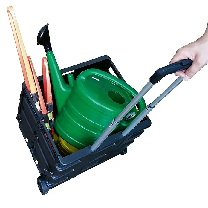 Caja profesional con ruedas - L x An x Al: 38 x 40,5 x 42 cm, Plástico - Herramientas de jardinería como regaderas y palas en una caja de almacenamiento rodante negra, tirada por la mano de una persona.