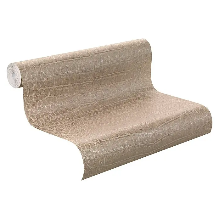 Rasch Mandalay Vliestapete Kroko - Kupferglanz, Tieroptik, 10,05 x 0,53 m - Ein beigefarbene Tapetenrolle mit Kroko-Leder-Muster liegt auf einer ebenen Fläche und ist bereit für die Wandgestaltung.