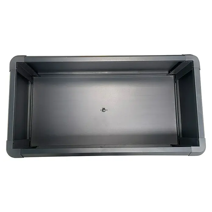 Hochbeet mit Staufach - 107 x 57 x 78 cm, Stahl, Anthrazit - Innenansicht eines Gerätes mit grauem Gehäuse und Bodenplatte, die ein mittiges Befestigungselement aufweist. Ideal für Industrie- oder Werkstattanwendungen.