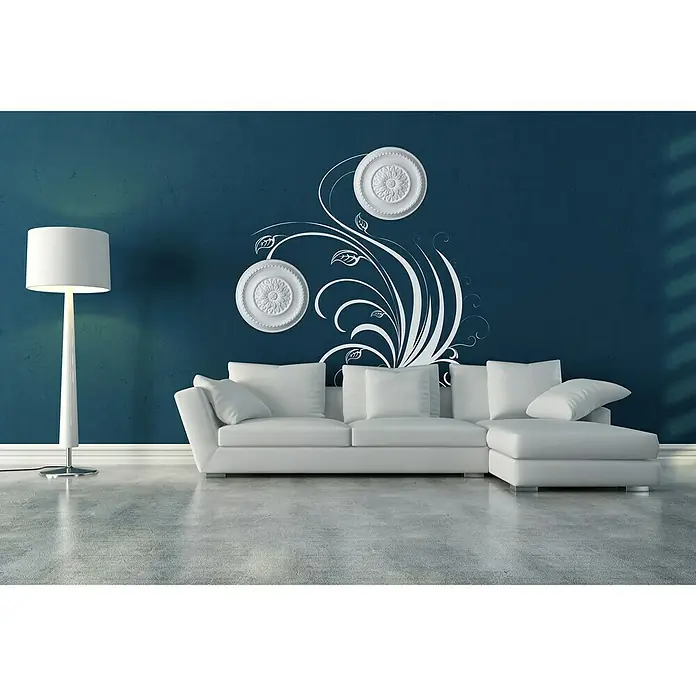 Rosette Rosa - 37 cm, Expandiertes Polystyrol (EPS), Modern, Weiß - Innenaufnahme mit einem weißen Ecksofa und einer Stehlampe vor einer blauen Wand mit floralem Dekor.