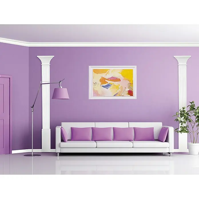 Wandelement Pilaster HP 15 - 200 x 15 x 2 cm, Expandiertes Polystyrol (EPS) - Wohnzimmer mit abstraktem Kunstwerk über einem weißen Sofa mit lila Kissen und einer Stehlampe.