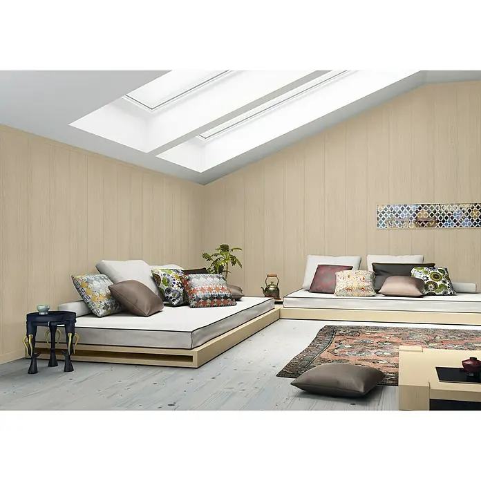 Bariperfil Cornisa Blanco Ceniza - 2,44 m x 7 mm x 4 cm, MDF - Un rincón de habitación luminoso con dos sofás bajos con cojines y una mesita, todo bajo una gran claraboya.