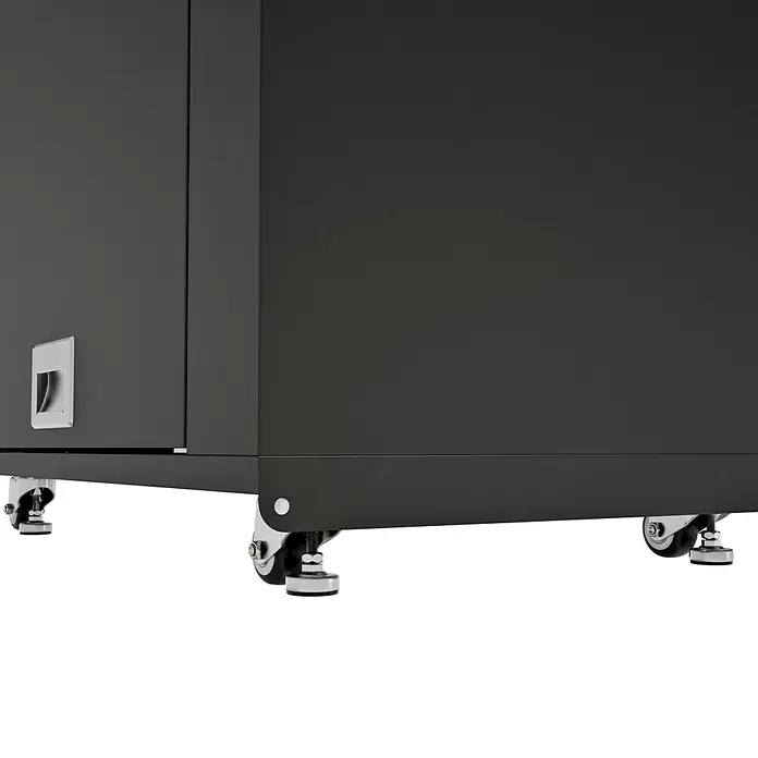 Kingstone Cube Outdoorküchen-Modul Ecke - Schwarz, B x T x H: 58 x 58 x 90 cm, Stahl, Sintered Stone - Detailansicht eines schwarzen Schranks mit Griff und Rollenfüßen für einfachen Transport und flexible Nutzung im Raum.