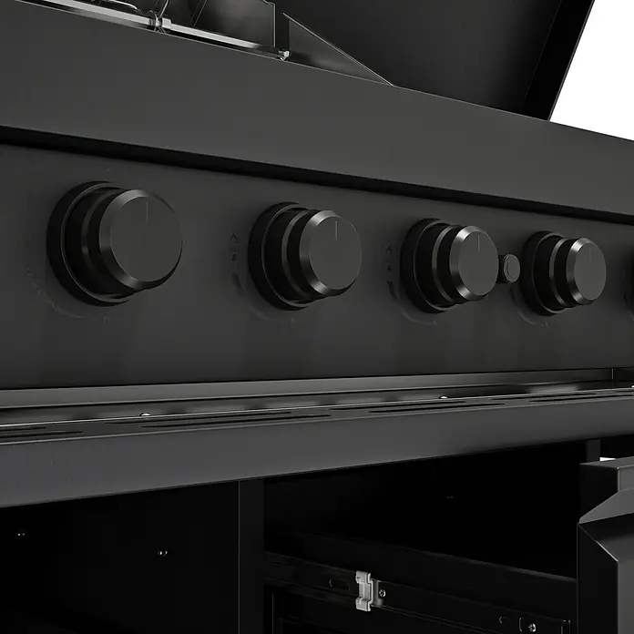 Kingstone Cube Outdoorküche 4500 - Schwarz, Material Grillfläche: Gusseisen, Anzahl Brenner: 7 - Nahaufnahme eines schwarzen Grills mit Drehknöpfen zur Temperaturregelung und darunterliegendem Stauraum.