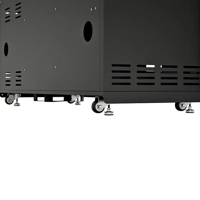 Kingstone Cube Outdoorküche 4500 - Schwarz, Material Grillfläche: Gusseisen, Anzahl Brenner: 7 - Nahaufnahme eines schwarzen Geräts mit Rollen und Belüftungsöffnungen, das die Details und das Design des Produkts hervorhebt.
