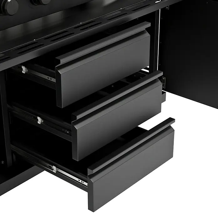 Kingstone Cube Outdoorküche 4500 - Schwarz, Material Grillfläche: Gusseisen, Anzahl Brenner: 7 - Nahaufnahme einer schwarzen Küchenzeile mit drei Schubladen, die teilweise geöffnet sind. Die Schubladen verfügen über moderne, schlichte Griffe.