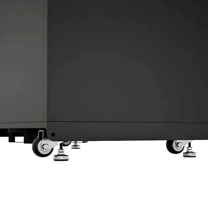 Kingstone Cube Outdoorküchen-Modul Gaskochfeld - Schwarz, B x T x H: 100 x 58 x 90 cm, Stahl, Sintered Stone - Nahaufnahme der Basis einer schwarzen Kommode mit Rädern für einfachen Transport und Nivellierungsfüßen für Stabilität.