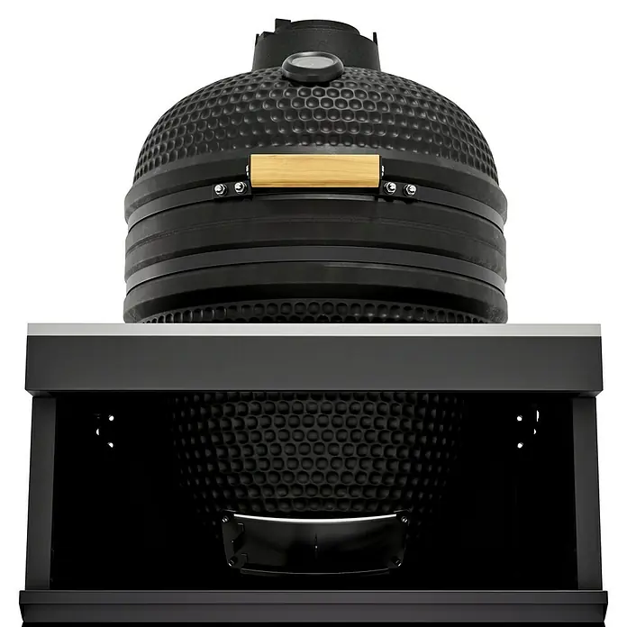 Kingstone Cube Holzkohlegrill Kamado - Durchmesser Grillfläche: 38 cm, Schwarz - Schwarzer Kamado-Grill mit Holzgriff auf einem schwarzen Untergestell. Ein hochwertiger Grill für kulinarische Erlebnisse im Freien.